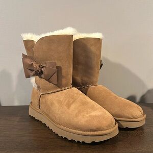 BRAND NEW
Daelyn Uggs